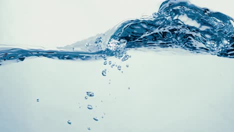 Viele-Blasen-Im-Wasser-Aus-Nächster-Nähe,-Abstrakte-Wasserwelle-Mit-Blasen-In-Zeitlupe