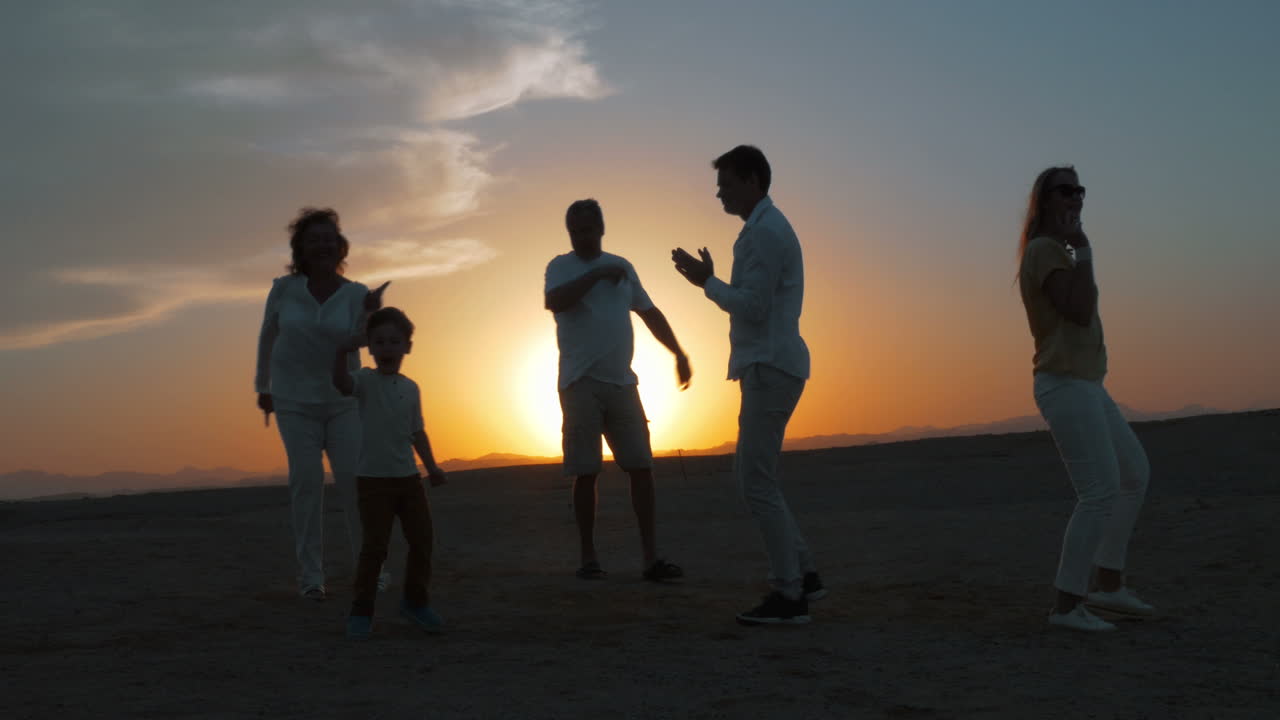 한 가족의 세 세대가 해변에서 재미를 느끼고 있습니다.