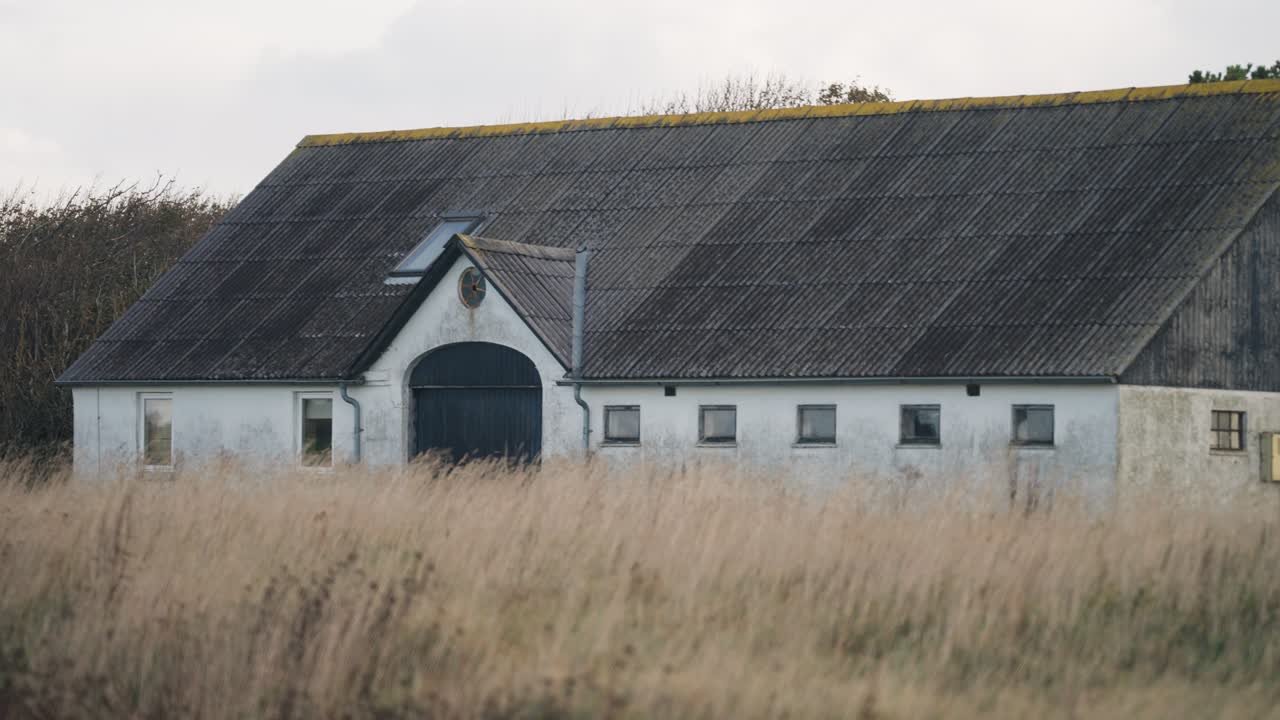 Eine alte Scheune auf einem Bauernhof im ländlichen Dänemark
