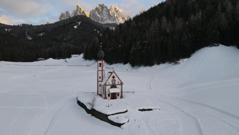 drone cinematográfico al atardecer filmado en los dolomitas, st
