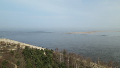 Gente-En-La-Playa-De-Arena-En-La-Reserva-Natural-De-Mewia-Lacha-En-La-Isla-De-Sobieszewo,-Bahía-De-Gdansk,-Mar-Báltico,-Polonia