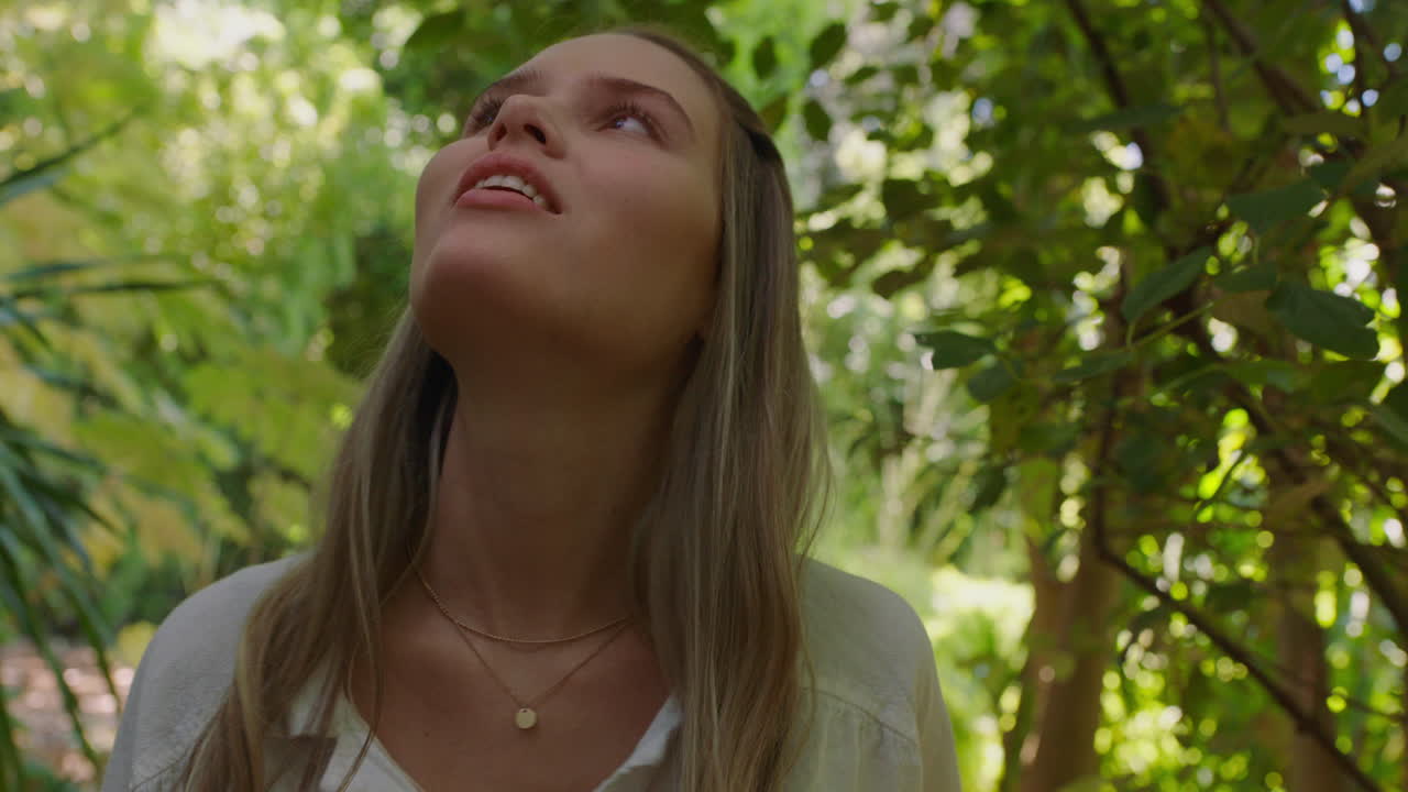 hermosa mujer caminando en el bosque naturaleza chica explorando exuberante jardín encantado por la belleza natural al aire libre 4k