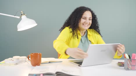 mujer joven abrazando alegremente la computadora portátil.