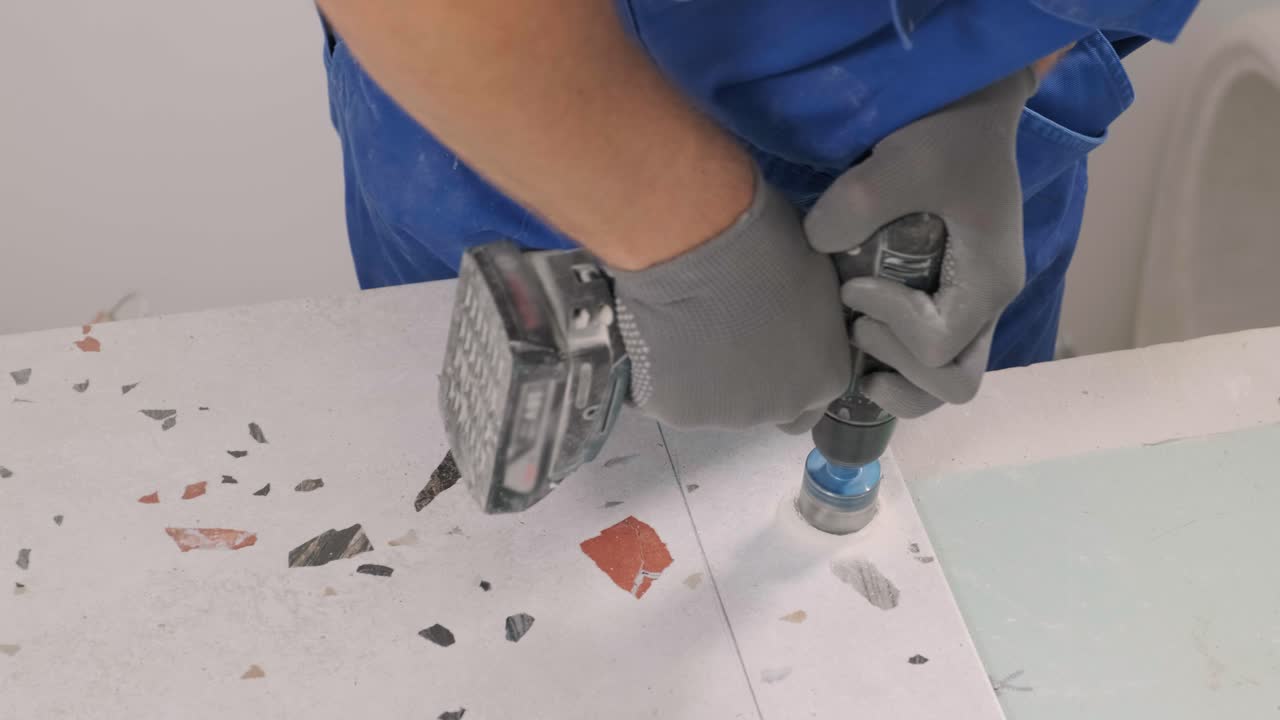 instalación de azulejos de cerámica para el suelo - medición y corte de las piezas. construcción, renovación, reparación de apartamentos. cortes de baldosas. corte de baldosas