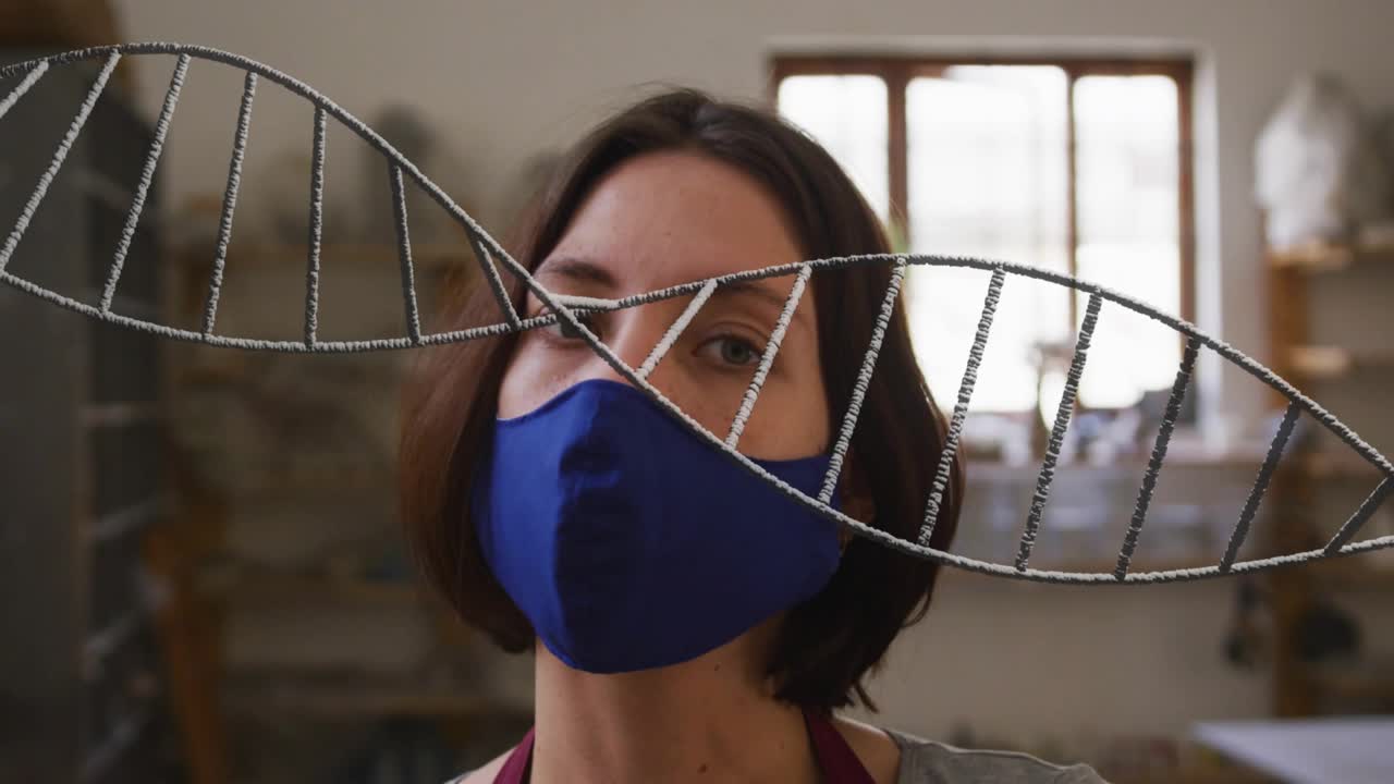 Un vasaio che segue un'elica di DNA entra in un laboratorio di ceramica e mette in evidenza una sovrapposizione digitale di scienza e arte.