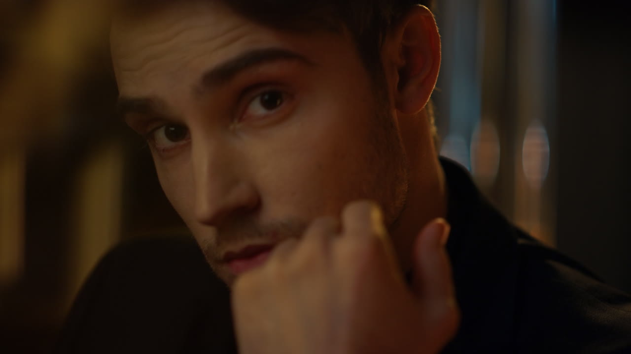 젊은 남자가 실내에서 카메라를 보고 있다