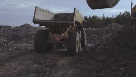 camión articulado cargado con grava, maquinaria pesada, cámara lenta