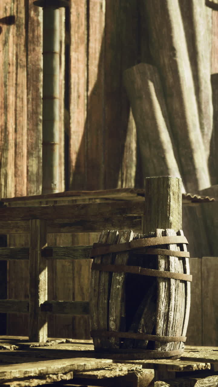 Botte di legno e mobili rustici in area di stoccaggio scarsamente illuminata