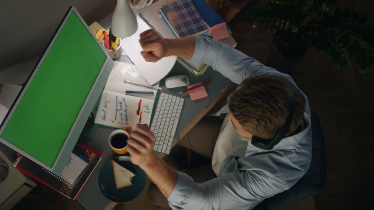 hombre con auriculares bailando en una silla en casa. hombre positivo disfrutando de la música solo.