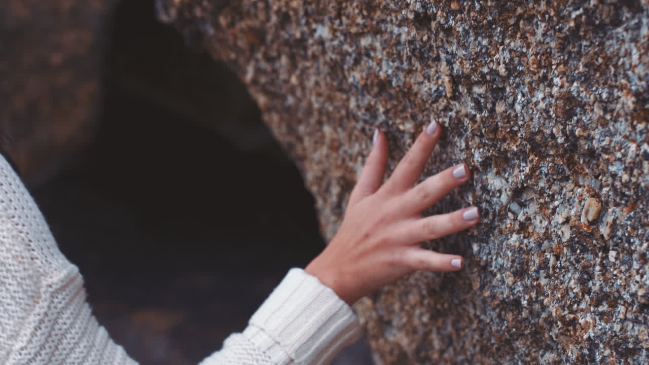 자연, 산의 동굴과 여성의 손의 접촉