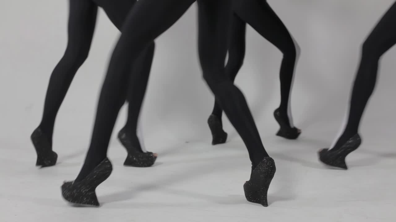 mujeres con medias blancas y negras y tacones altos