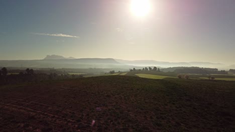 Windmühlen-Drehen-Sich-Im-Sonnenlicht-über-Malerischen-Feldern-In-Der-Nähe-Von-Igualada,-Barcelona