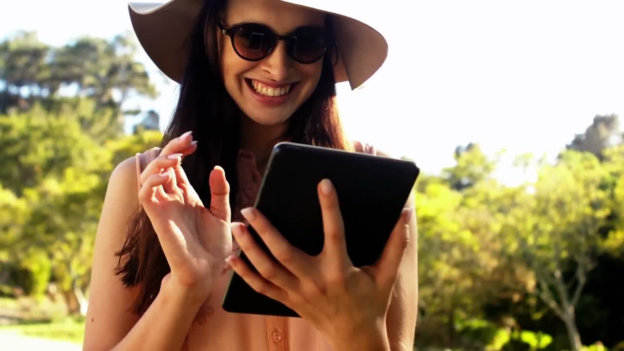 mujer hermosa usando una tableta digital