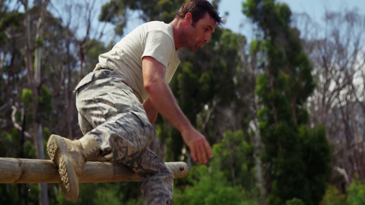 장애물 코스 4k 동안 장애물을 뛰어넘는 군인
