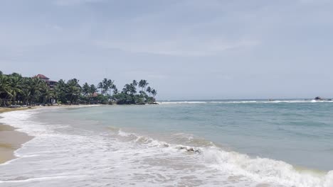 Hikkaduwa-Strand,-Wellen-Treffen-Auf-Den-Strand,-Sri-Lanka