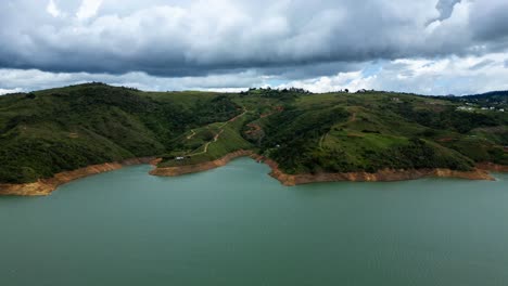 Hiperlapso-Aéreo-Lago-Calima-Nubes-En-Movimiento.-Sombras-De-Montaña