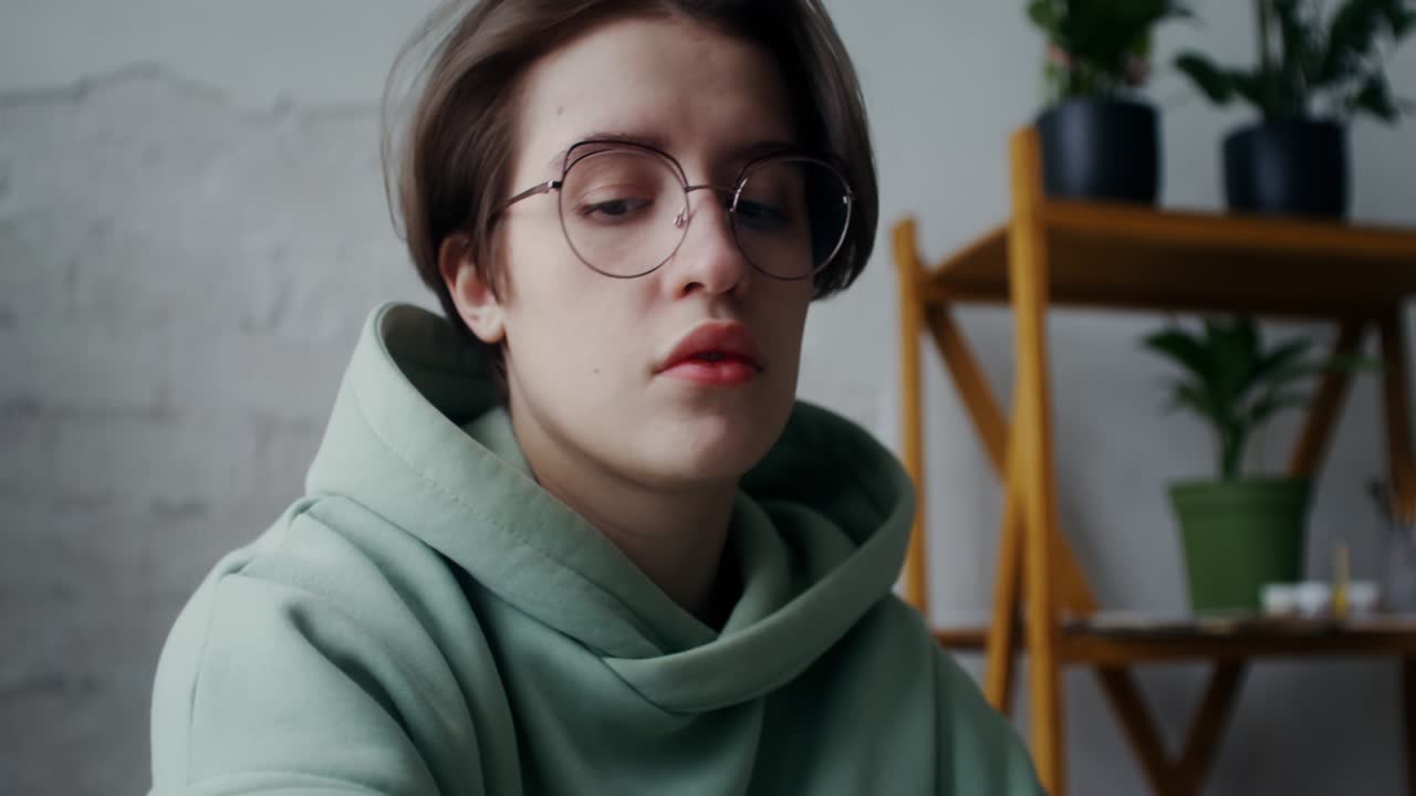 수채화 꽃을 그리는 여자