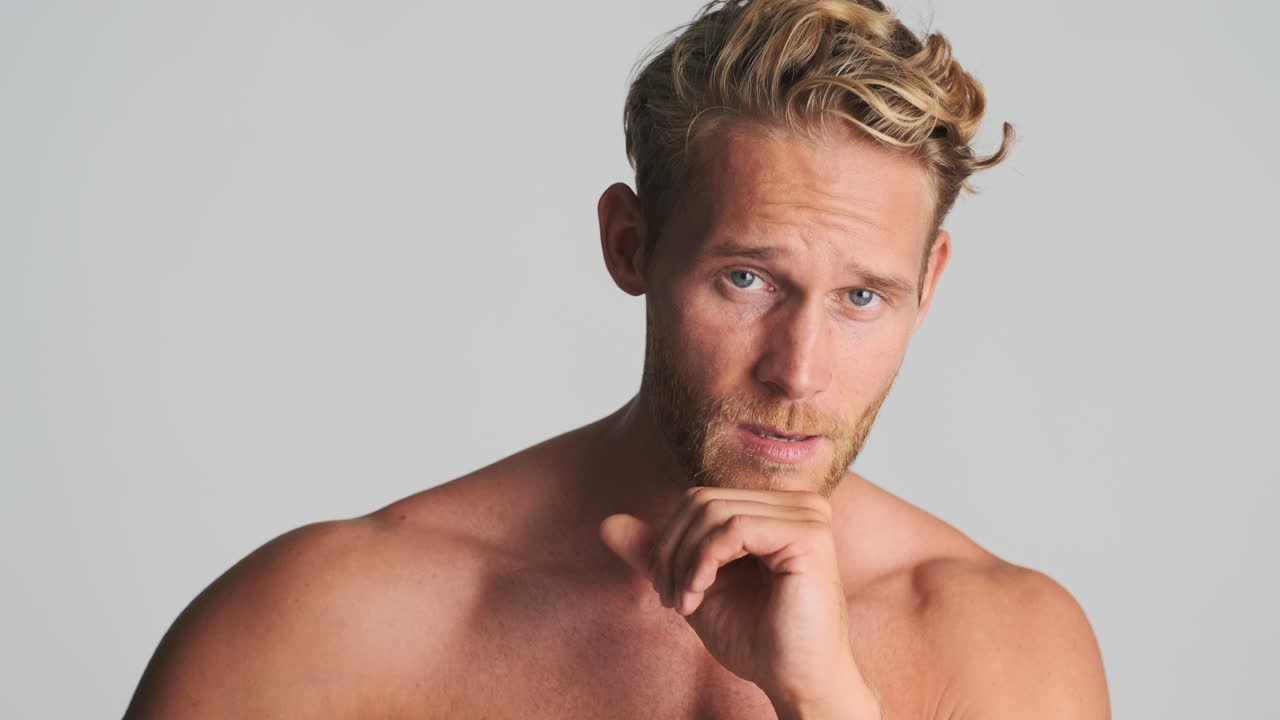 잘생긴 남자가 포즈를 취하고 있어