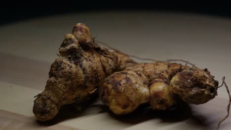 close-up-of-ginger-with-dark-to-light-reflection