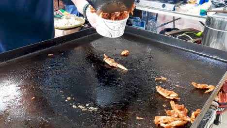 Local-street-chef-fry-crabs-and-puts-into-plastic-bowl-in-Indonesia,-close-up-view