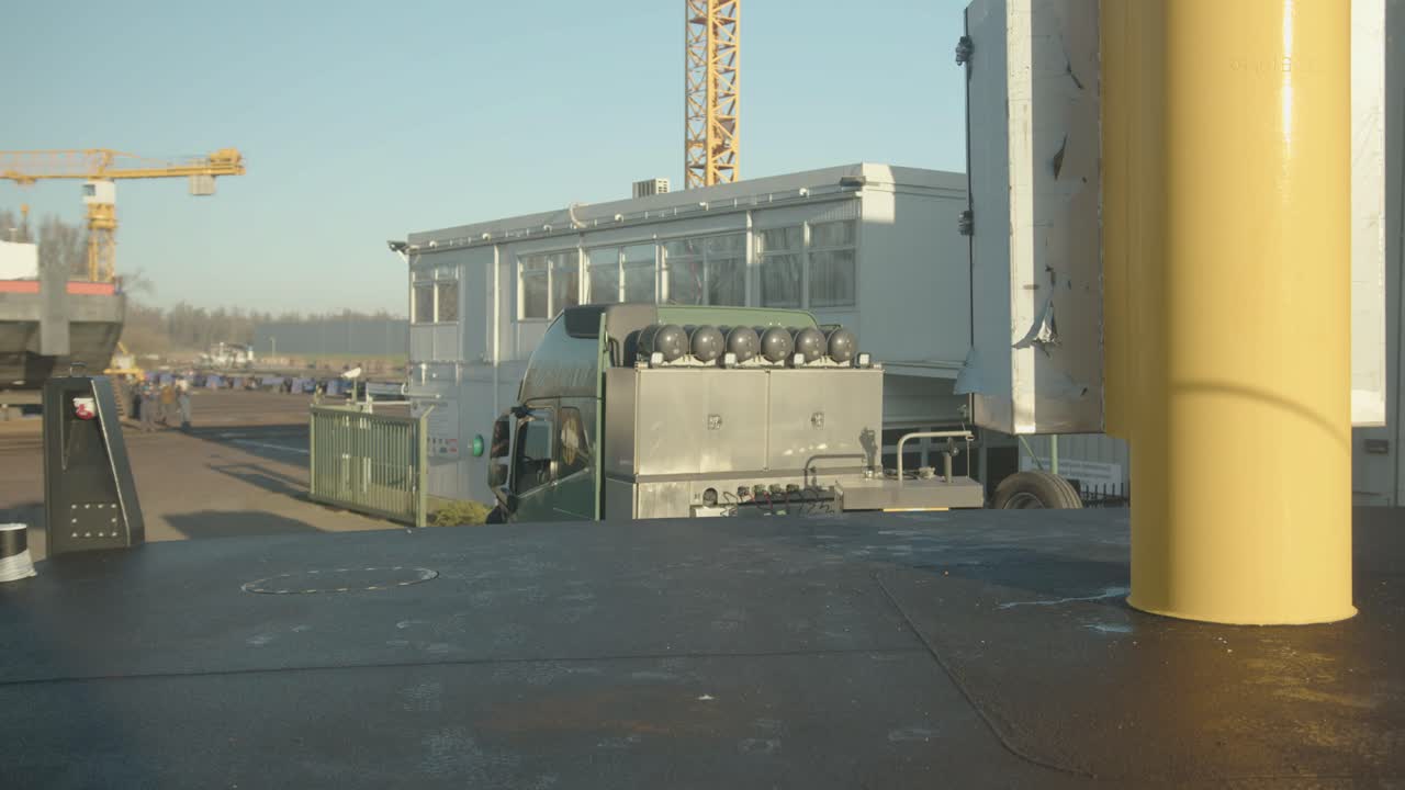 조선소에서 무거운 짐을 옮기는 플랫 베드 트레일러가 있는 무거운 화물 차량