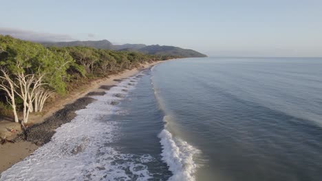 Playa-De-Wangetti-Con-Olas-Rompiendo-En-La-Costa-En-El-Norte-De-Queensland,-Australia---Disparo-De-Drones