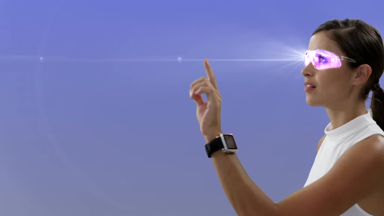 mujer de negocios usando una pantalla digital