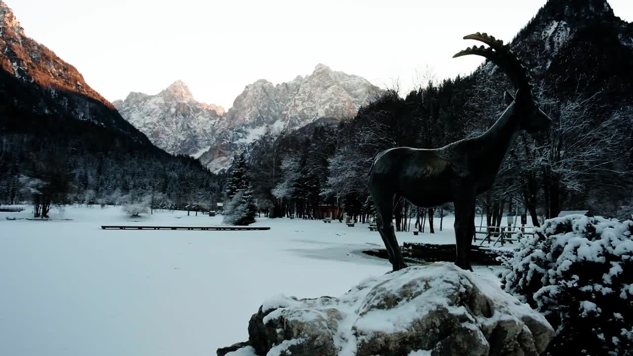 석양 겨울 동안 슬로베니아 크란스카 고라 근처의 아름다운 고산 호수 자스나