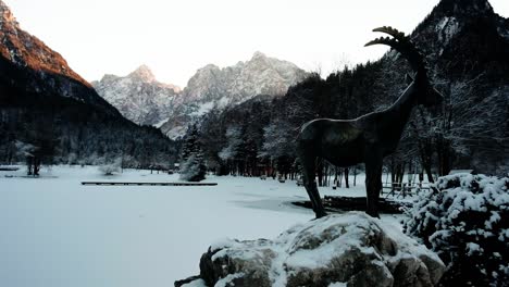 hermoso lago alpino jasna cerca de kranjska gora, eslovenia durante el invierno al atardecer