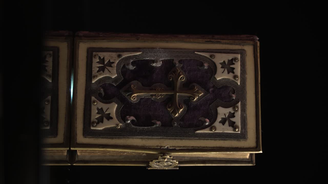 수직 4k 비디오, 고대 기도책, 기독교 종교, 클로즈업