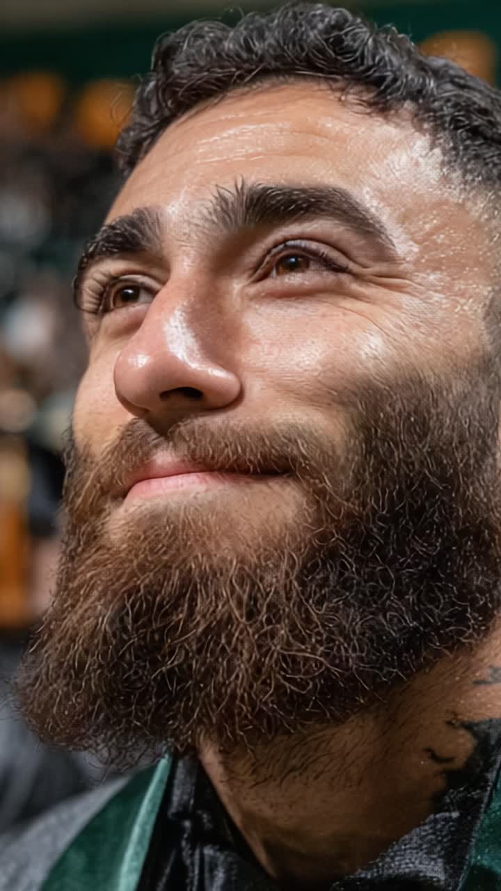 Un momento di gioia catturato: primo piano di un uomo con la barba, che esprime speranza e ottimismo con un sorriso smagliante, su uno sfondo sfocato.