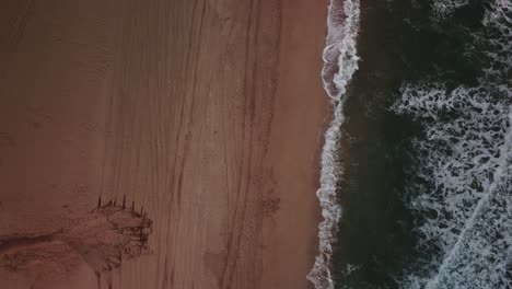Drone-Lento-Acercándose-Hacia-La-Playa-Con-Olas-Y-Océano-En-Kauai,-Hawaii-Al-Atardecer