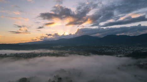 Sonnenaufgang-über-Den-Bergen-An-Einem-Bewölkten-Tag-Atemberaubender-Blick-Auf-Die-Wolken-Und-Das-Sonnenlicht