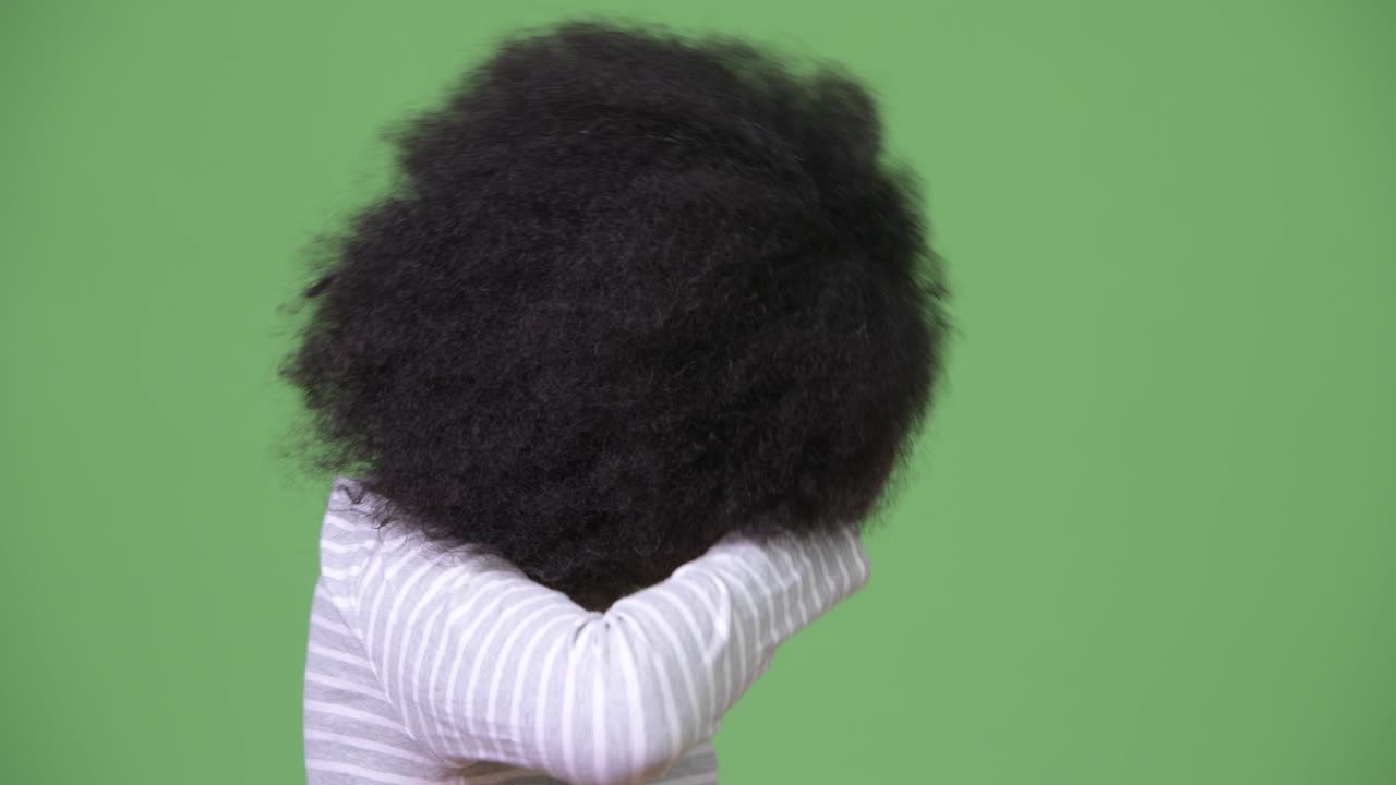 una joven africana con cabello afro que tiene dolor de cabeza.