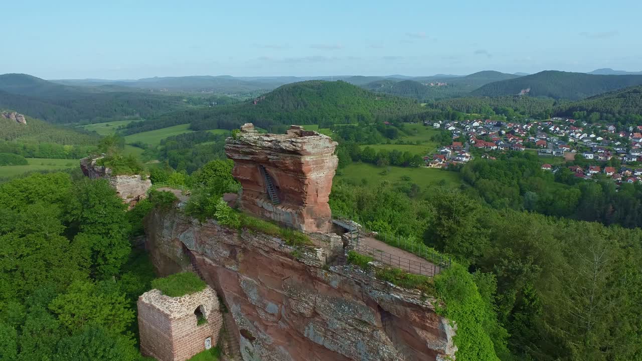 ruinas del castillo de drachenfels disparado por un dron