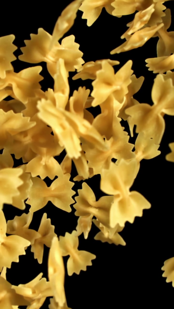 Farfalle secche che cadono e fluttuano su sfondo nero