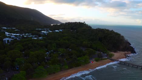 Hermoso-Pueblo-Costero-Con-Vegetación-Verde-En-Palm-Cove-Beach-En-Cairns,-Queensland,-Australia