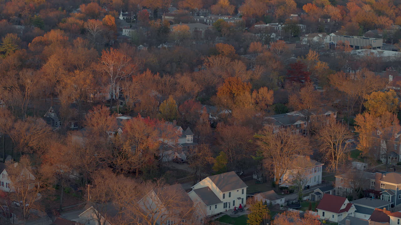 retírese a las bonitas casas y al hermoso color del otoño en el encantador vecindario de kirkwood a la hora dorada