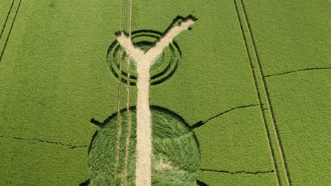 Blick-Hinunter-Auf-Winterbourne-Bassett-Zerstört-Kornkreismuster-Luftaufnahme-über-Wiltshire-Gerstenfeld