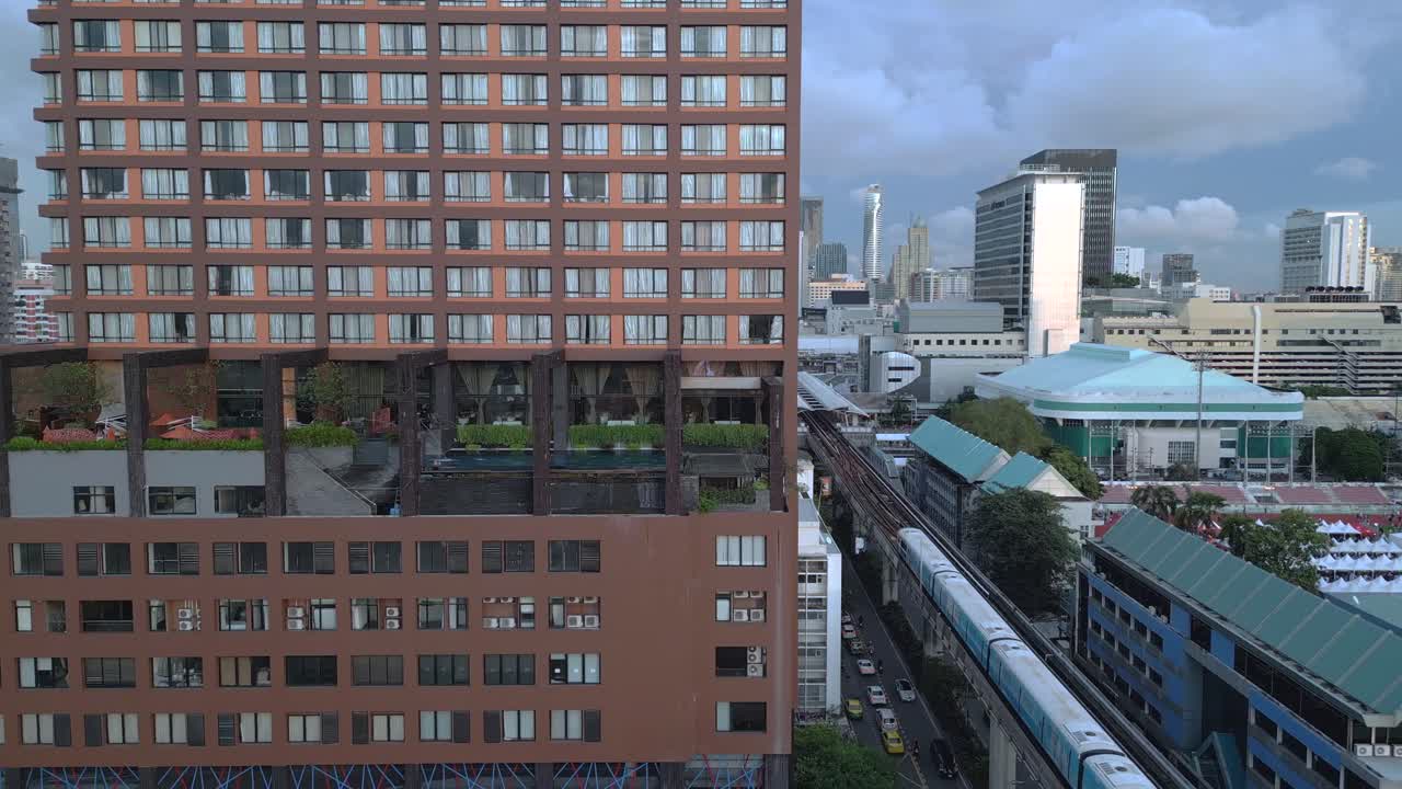 지붕 테라스 에 수영장 이 있는 호텔  에 열차 가 나간다