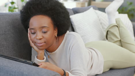 Afrikanerin-Scrollt-Auf-Einem-Digitalen-Tablet
