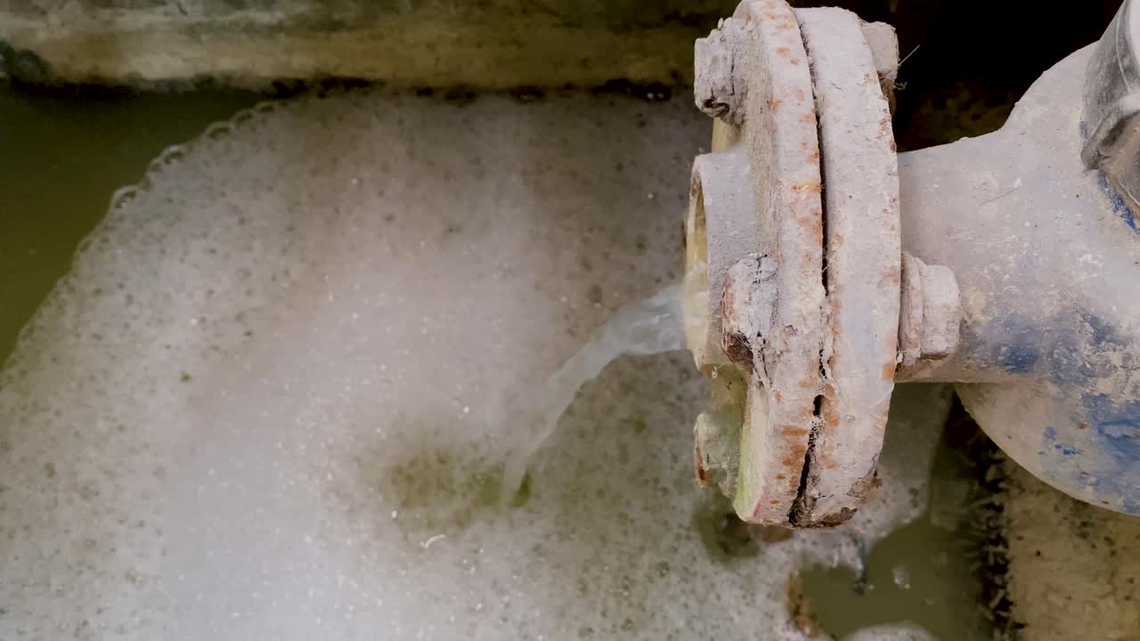 폐수 처리 절차에서 파이프에서 나오는 더러운 폐수