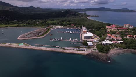 Descubra-La-Tranquila-Belleza-De-Un-Bullicioso-Puerto-Deportivo-Desde-Arriba,-Donde-Los-Barcos-Pintan-Una-Escena-Pintoresca-Frente-Al-Mar.