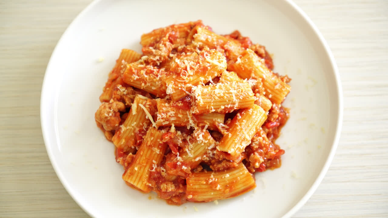 치즈를 곁들인 볼로네제 리가토니 파스타 - 전통 이탈리아 파스타