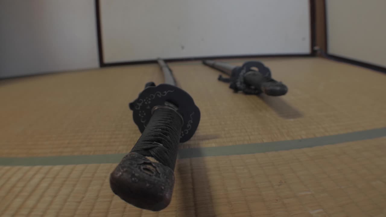 타타미 에 새겨진 사무라이 검