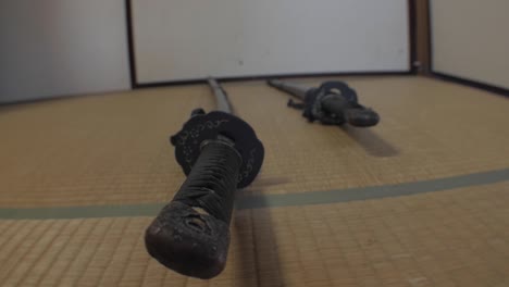 las espadas de los samuráis son dibujadas en el tatami