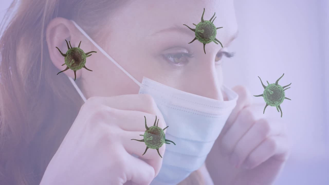 코로나19 세포가 얼굴 마스크를 착용한 백인 여성의 클로즈업에 대해 움직입니다.