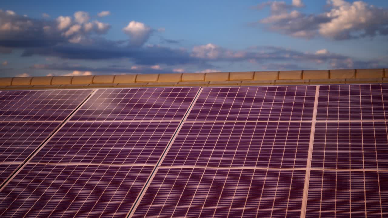 paneles solares en el techo de la casa moderna