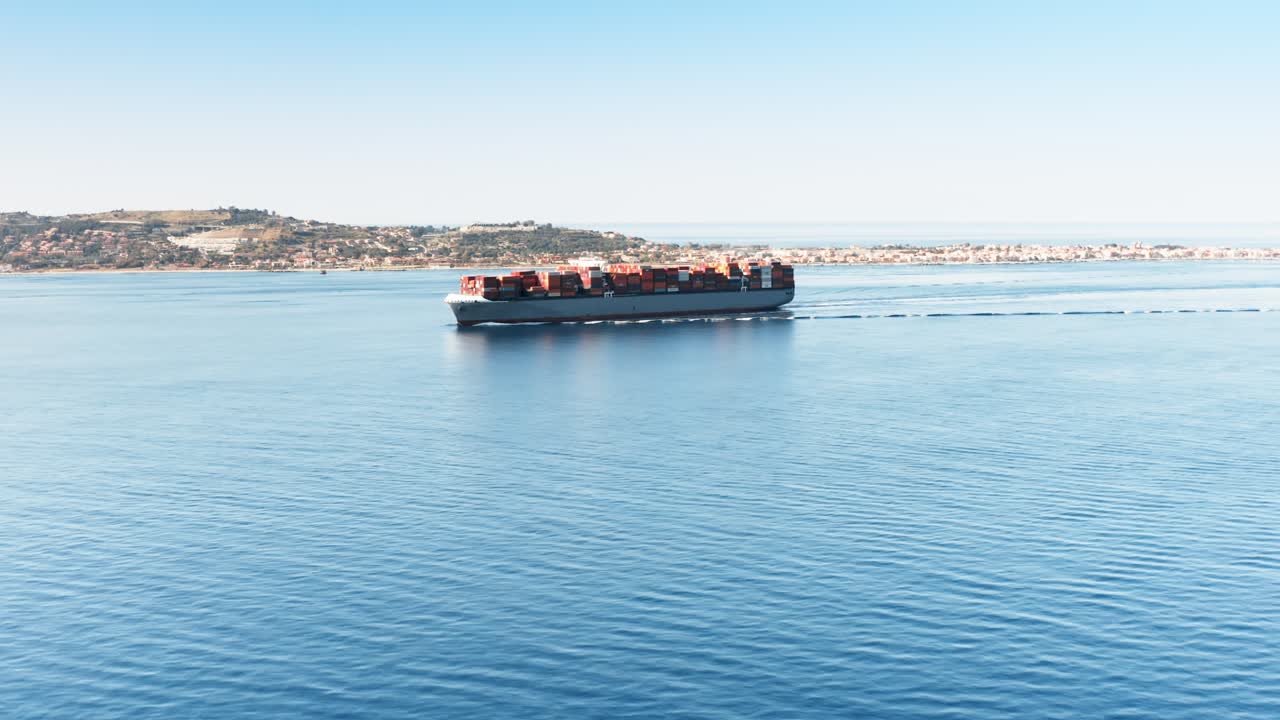 바다에서 컨테이너 화물 선박. 공중 전망.