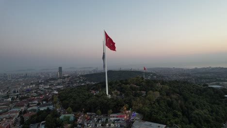Türkische-Flagge-In-Der-Spitze